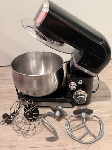 Schwarze küchenmaschine mit - schwarze,